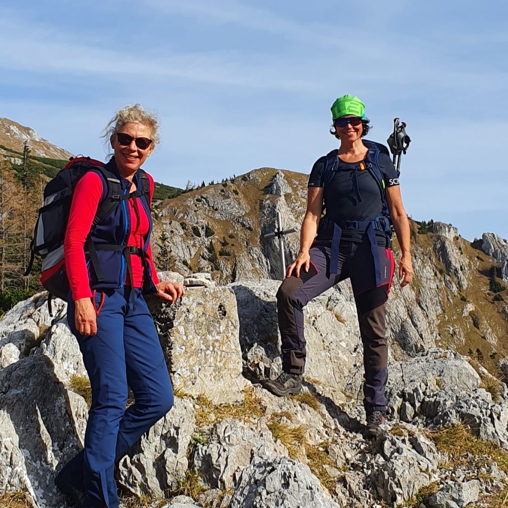 Astrid und Irene Zwei Wanderinnen in den Bergen